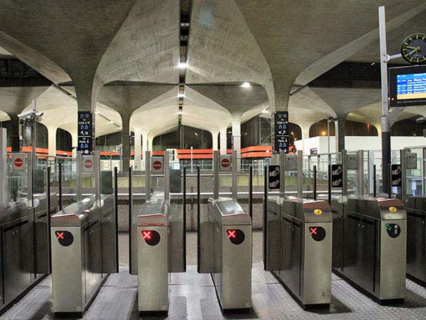Eclairage LED pour Aeroport de Paris - Gare RER Roissy Pole 2016 - Utilisation Xion 96, double asymetrique inverse