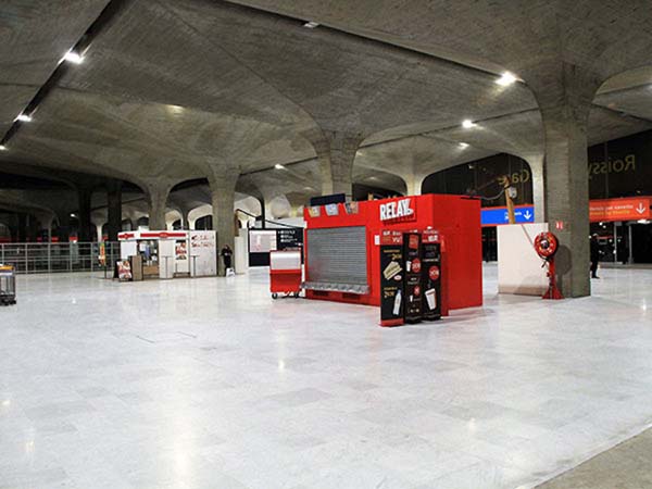 Eclairage LED pour Aeroport de Paris - Gare RER Roissy Pole 2016 - Utilisation Xion 96, double asymetrique inverse