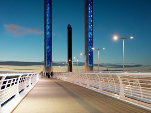 Eclairage LED pour Vinci - Pont Chaban Delmas Bordeaux - Utilisation luminaires lineaires LED specifiques IP68 et IK20