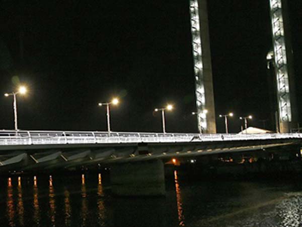 Eclairage LED pour Vinci - Pont Chaban Delmas Bordeaux - Utilisation luminaires lineaires LED specifiques IP68 et IK20